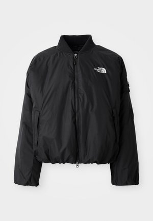 Veste bomber noire isolée avec fermeture éclair à l'avant, col côtelé et poches. Présente un petit logo blanc sur la poitrine gauche et un tissu lisse.