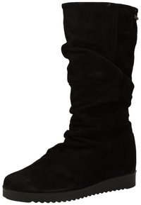 Botte noire en suède, montant jusqu'au genou, avec un design décontracté, une semelle en caoutchouc plate et un bout arrondi. Surface texturée sans ornements ni motifs.