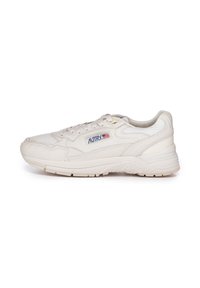 Scarpa sportiva beige con tomaia in mesh testurizzato, colletto imbottito e suola in gomma con evidenti motivi di battistrada. Logo sul lato.