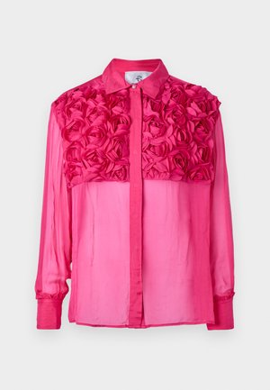 Camicia rosa a bottoni con un design floreale testurizzato sulle spalle, maniche lunghe e un tessuto liscio e leggero.