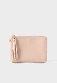 Texturált rózsaszín anyagból készült pénztárca arany cipzárral és egy hosszú, világos rózsaszín bojttal a cipzár húzóján.