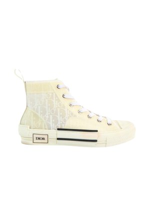 Basket montante beige avec lacets blancs, logo Dior imprimé sur le côté, et semelle en caoutchouc avec des rayures noires et une étiquette Dior.