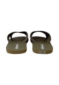 Sandali verdi in gomma con suole testurizzate, straps larghi e design piatto. Presenta un logo stampato sulla soletta e un'etichetta sulla suola.