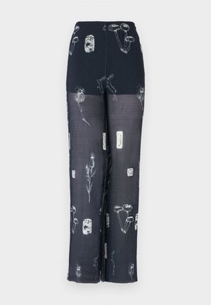 Tumed püksid elastse vöökohtaga, millel on valged lille- ja seenemotiivid. Valmistatud kergest, läbipaistvast kangast, millel on voolav disain.