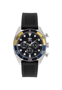 Montre avec bracelet en caoutchouc noir et boîtier en acier inoxydable. Le cadran noir comporte des index horaires blancs, des sous-cadrans chronographe et des accents de lunette bleu/jaune.