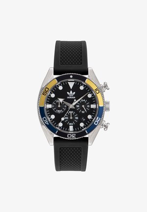 Orologio con cinturino in gomma nera e cassa in acciaio inossidabile. Il quadrante nero presenta indici bianchi per le ore, sottodial del cronografo e accenti blu/gialli sulla lunetta.