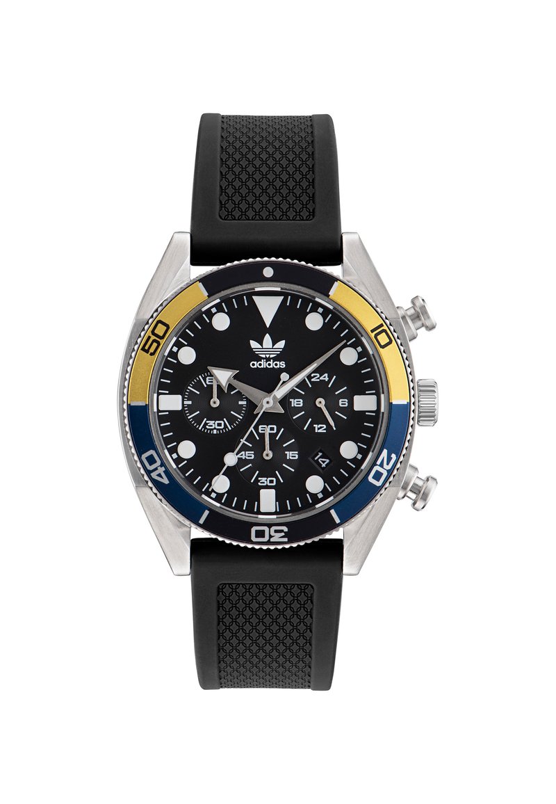 Montre avec bracelet en caoutchouc noir et boîtier en acier inoxydable. Le cadran noir comporte des index horaires blancs, des sous-cadrans chronographe et des accents de lunette bleu/jaune.