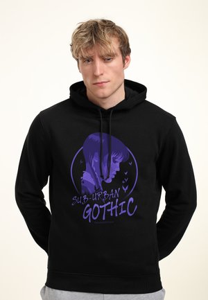 Felpa nera con cappuccio caratterizzata da una stampa grafica viola che raffigura il profilo di una silhouette con il testo "SUB-URBAN GOTHIC" e cordini regolabili.