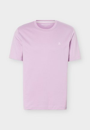 Lichtpaars t-shirt met korte mouwen en ronde hals, met een klein wit "M OP" logo op de linkerborst, getoond op een witte achtergrond.
