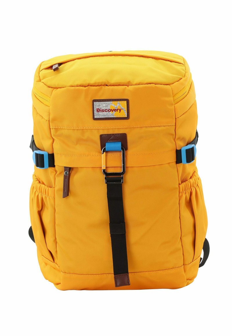 Gelber Stoff-Rucksack mit gepolstertem Deckel, verstellbaren blauen Tragegurten, einer Fronttasche mit braunem Lederakzent und seitlichen Netzfächern.