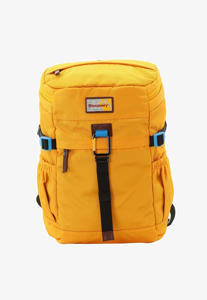 Mochila de tela amarilla con una parte superior acolchada, correas azules ajustables, un bolsillo frontal con un acento de cuero marrón y almacenamiento de malla en los lados.