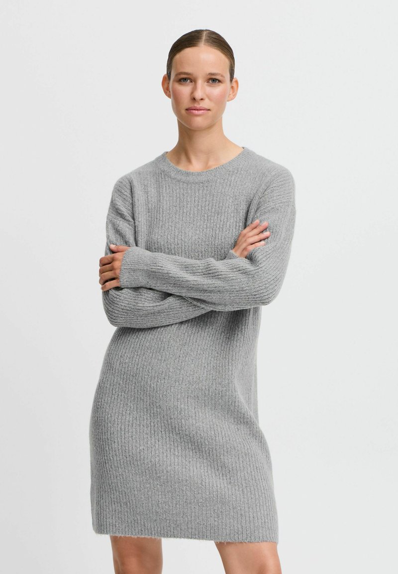 Abito in maglia a coste grigio con scollatura rotonda, maniche lunghe e silhouette dritta, con orlo leggermente sfrangiato.