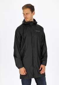 Schwarze wasserdichte Regenjacke mit Kapuze, Druckknöpfen und Seitentaschen. Glatte Textur mit dezentem Logo auf der Brust.