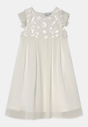 Robe couleur crème avec manches courtes à volants et détails d'appliques florales sur le corsage, avec un col rond et une jupe fluide.