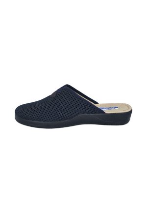 Un zapato azul marino tipo slip-on con una parte superior de malla transpirable y una plantilla acolchada beige sobre un fondo blanco.
