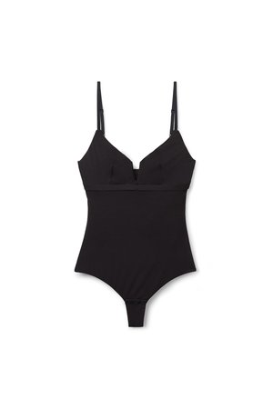 Sort bodysuit med tynde justerbare stropper, dyb udskæring og trykknapper i bunden. Fremstillet af glat stof med en tætsiddende pasform.