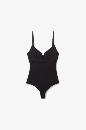Schwarzer Body mit dünnen, verstellbaren Trägern, tiefem Ausschnitt und Druckknopfverschluss am unteren Saum. Hergestellt aus glattem Stoff mit tailliertem Schnitt.