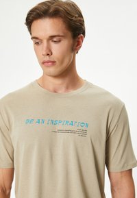 Koton - T-shirt z nadrukiem