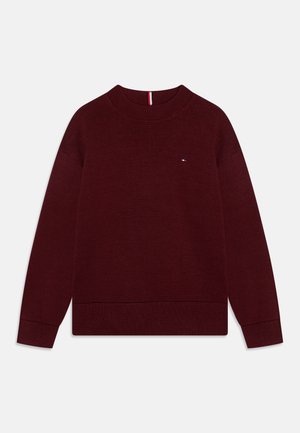 Maglione bordeaux realizzato in materiale knit, con collo rotondo, maniche lunghe e un piccolo logo sul petto. Polsini e orlo a costine.