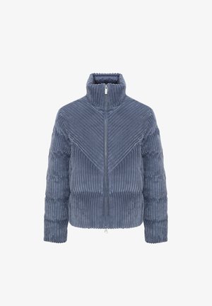 Sinine kutišjakiga puffer-jakk, millel on kõrge krae, diagonaalne ribade muster, eesne lukuga kinnitamine ja tekstureeritud viimistlus.