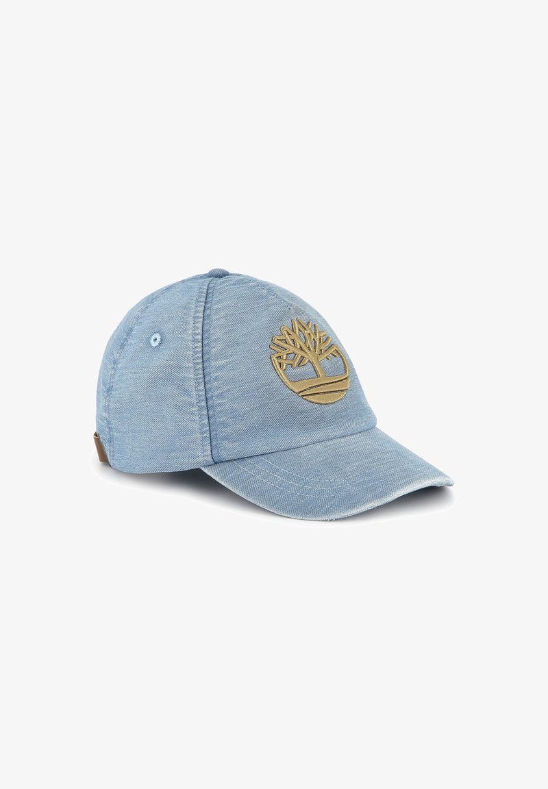 Cappellino da baseball in denim azzurro chiaro con visiera curva. Presenta un logo dorato a forma di albero sulla parte frontale e un design in tessuto testurizzato.
