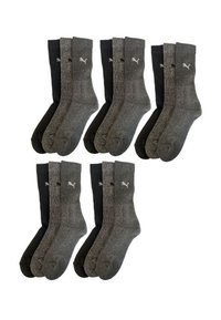 Fünf Sätze mit jeweils drei Puma Crew-Socken in Schwarz, Dunkelgrau und Meliertgrau, in zwei Reihen auf einem weißen Hintergrund angeordnet.