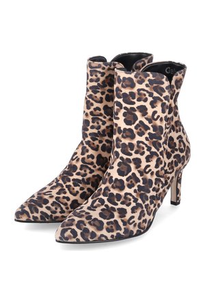 Para szpiczastych botków za kostkę w panterkę na smukłym wysokim obcasie na białym tle.