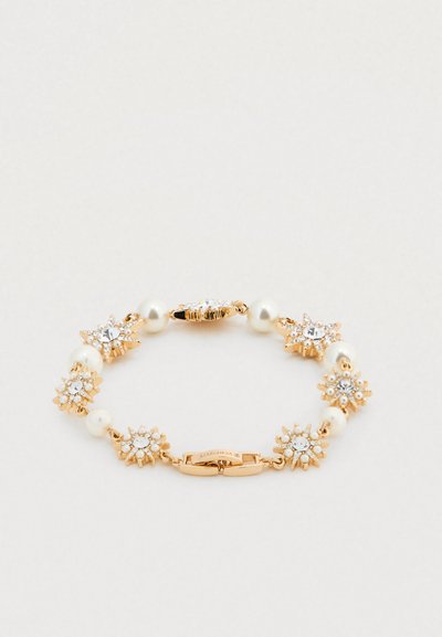 Βραχιόλι σε χρυσό τόνο με εναλλασσόμενα λουλούδια από διαφανείς κρυστάλλους και μαργαριτάρια, με ασφαλές κούμπωμα. Κομψός σχεδιασμός κατάλληλος για επίσημες περιστάσεις.