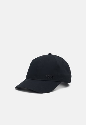 Czarna czapka bejsbolowa z zakrzywionym daszkiem, przeszywanymi panelami, otworami wentylacyjnymi oraz wyszywanym napisem "POLO" z przodu.