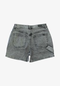 Grijze denim shorts met een ontspannen pasvorm, voorzien van een hoge taille, twee achterzakken en een vervaagde textuur. Minimalistisch ontwerp met strakke lijnen.