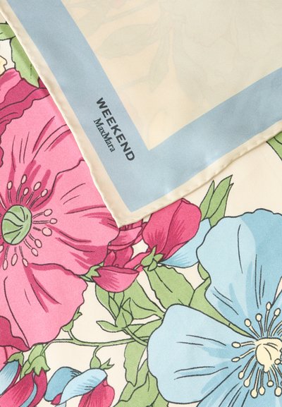 Coin d’écharpe en soie avec bordure bleue, imprimé floral rose et bleu, et texte noir indiquant « "WEEKEND MaxMara" » sur fond crème.