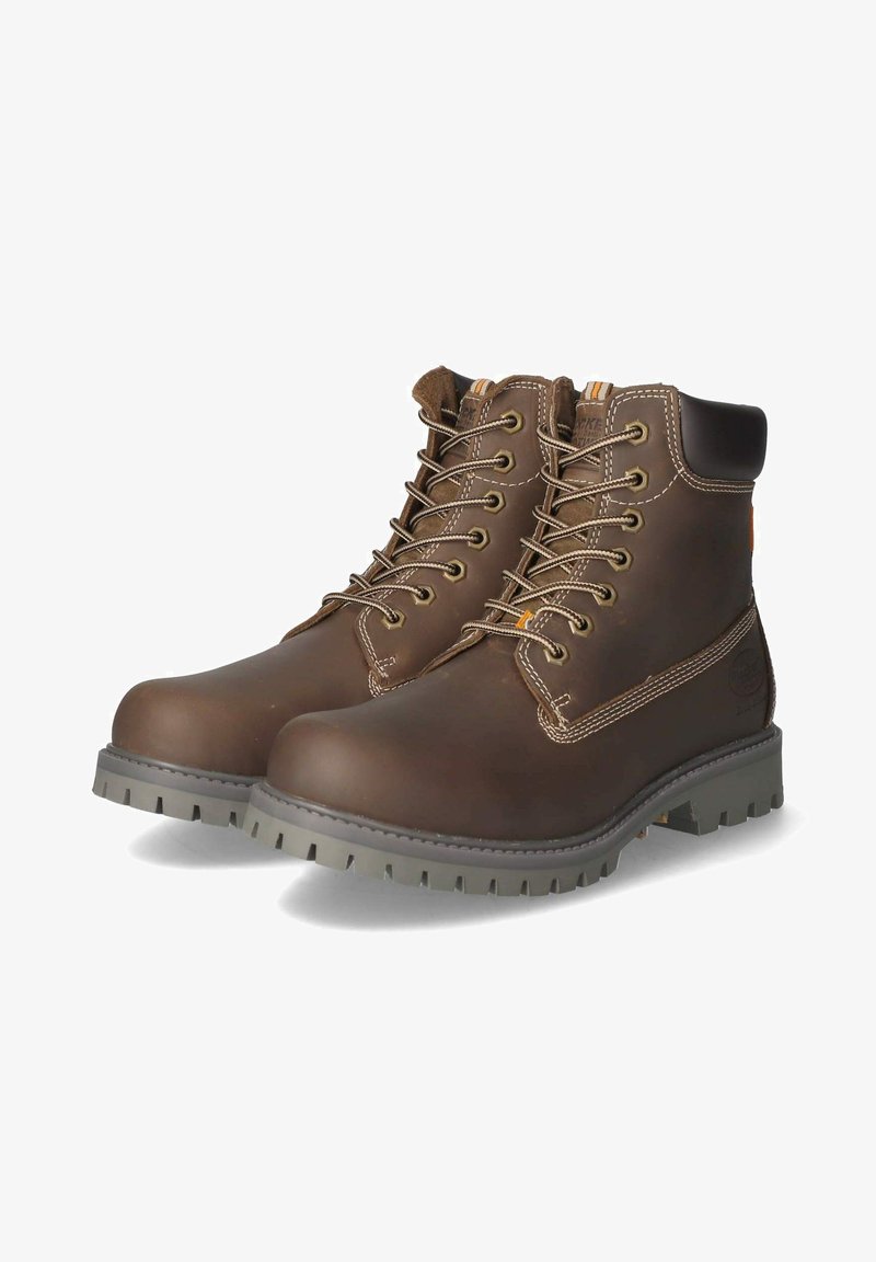 Bottines en cuir marron avec lacets, col rembourré, coutures contrastantes et semelle en caoutchouc robuste avec motifs de traction.