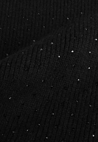 Tessuto nero a coste con piccole paillettes lucide disperse ovunque, creando una superficie texturizzata e riflettente.