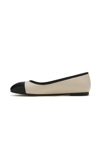 Ballettschuh mit einem glatten Obermaterial aus beigem Leder, schwarzer Lederkappe und schwarzem Besatz entlang der Öffnung. Minimalistischer, runder Schnitt.