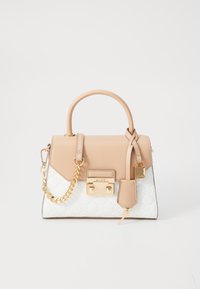 Sac à main structuré beige et blanc avec une bandoulière en chaîne dorée, quincaillerie dorée brillante et accents décoratifs à sa surface. Poignée supérieure robuste.
