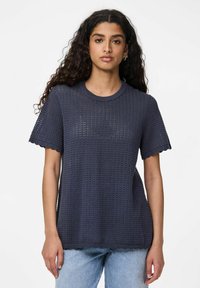 Námořnický pletený svetr s krátkým rukávem a texturovaným vzorem, kulatým výstřihem a okraji s vlnkovaným lemováním. Lehký materiál, volnější střih.