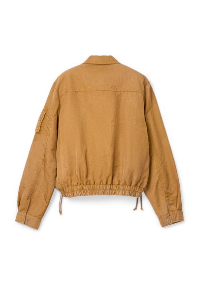 Chaqueta marrón de manga larga con cintura elástica, cuello, puños con botones y un pequeño bolsillo en la manga izquierda, vista desde atrás.