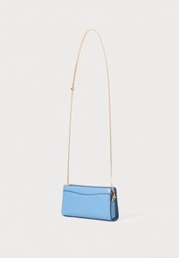 Blauwe leren clutch met een gladde textuur, slank rechthoekig formaat en een gouden kettinghengsel. Heeft een gebogen naaddetail.