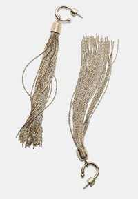 Orecchini in frange d'oro con gancio ad anello e più sottili fili, creando un aspetto testurizzato e fluente.