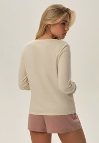 Henderson FREJA mleczny