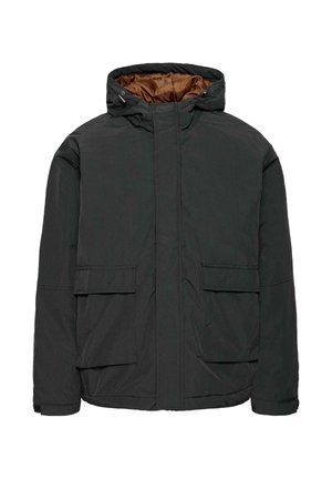 Chaqueta con capucha negra aislante y forro interior marrón, cremallera frontal cubierta por una solapa y dos grandes bolsillos con solapa en la parte delantera.