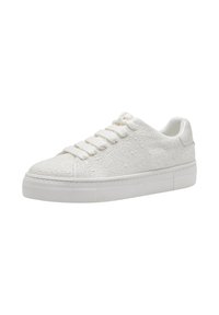 Sneakers bianchi con una parte superiore testurizzata e a motivi, lacci piatti e una robusta suola in gomma. Punta arrotondata e design minimalista.