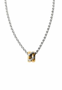 Collar de cadena de plata con un cierre de oro y acentos de cristal, que exhibe un acabado suave y elementos de diseño entrelazados.