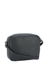 Sort læder crossbody taske med tekstureret overflade, rektangulær form, lynlåslukning og justerbar rem.