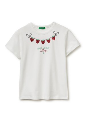 Witte T-shirt met korte mouwen, bedrukt met een aardbeienguirlande en de tekst "Have a good Day" in groen en rood, middenvoor.