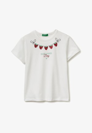 Weißes kurzärmeliges T-Shirt mit Erdbeergirlanden-Print und dem Schriftzug "Have a good Day" in Grün und Rot auf der Vorderseite in der Mitte.