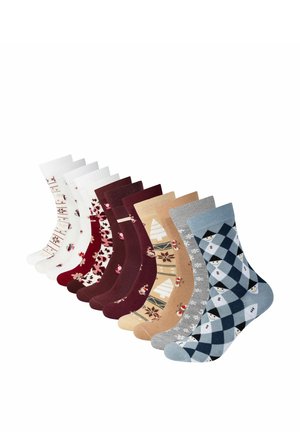 Ni par farverige sokker på række, hver med forskellige vinter- og julede mønstre, herunder snemænd, træer og geometriske designs.