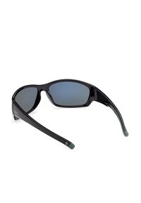 Lunettes de soleil enveloppantes noires avec verres teintés bleu foncé et embouts verts sur des branches courbées, vues de l'arrière sur fond blanc.