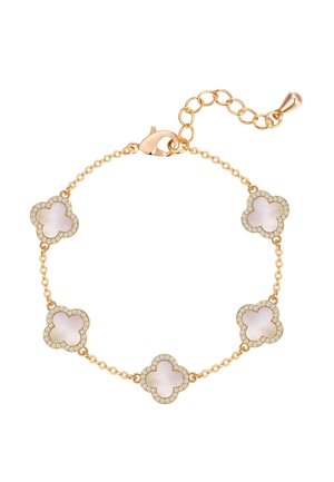 Bracciale a catena in oro con cinque ciondoli in madreperla rosa a forma di trifoglio, ognuno bordato da piccoli cristalli trasparenti, e chiusura regolabile.