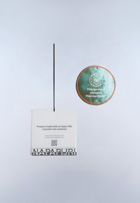 Twee kledinglabels hangen aan touwtjes, op het ene staat dat het product voor 70% uit gerecycled materiaal bestaat, op het andere dat het kledingstuk Thermo-Fibre bevat.